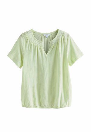 Blouse vert clair à manches courtes avec détail froncé au niveau de l'encolure, encolure en V et ourlet ample.
