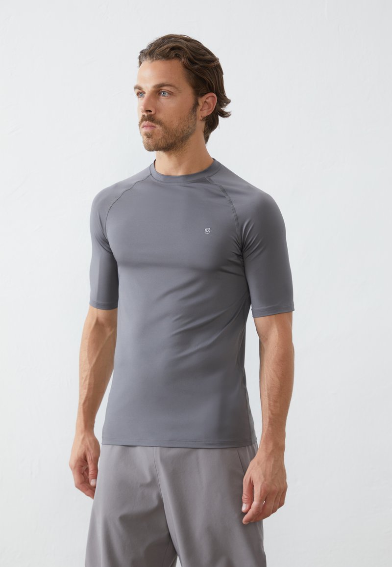 Pier One Sport QUICK DRY SHORT SLEEVE MUSCLE FIT T-SHIRT - T-shirt básica - dark grey