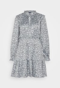 Blommig klänning i grått och vitt, med en volangkrage, långa ärmar, figursydd midja och ett flerlagerskjol. Tillverkad av lättviktsmaterial.