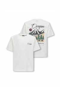 Hvid bomuld t-shirt med tekst "Oregon" foran og rygprint af bjerge, træer og en sol i jordfarver og grønne nuancer.