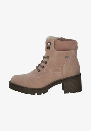 Bottine rose à semelle plate, tige en cuir texturé, bout rond et design à lacets. Dotée de ferrures argentées et de coutures contrastées.