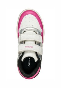 Sneaker bianco con accenti rosa e argento, doppie fasce in velcro, tomaia perforata, interno nero e logo GEOX circolare sul tallone.