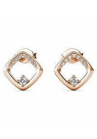 Orecchini in oro rosa con un design a forma di diamante, accentuati da piccole pietre trasparenti lungo la parte superiore e una pietra rotonda centrale.