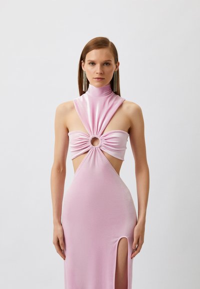 Halsband rötes Kleid aus glänzendem Stoff, mit einem ausgeschnittenen Design und einem zentralen Ringdetail, seitlichem Schlitz und figurbetonter Silhouette.