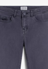 Jeans de denim gris oscuro con un corte ajustado, que cuentan con un cierre de botón, bolsillo frontal y una textura sutil. Etiqueta de la marca visible en la cinturilla.