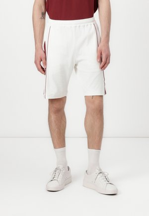 Witte sportshorts met een relaxte pasvorm, voorzien van bordeauxrode zijstrepen, een elastische tailleband en een gladde stoftextuur.