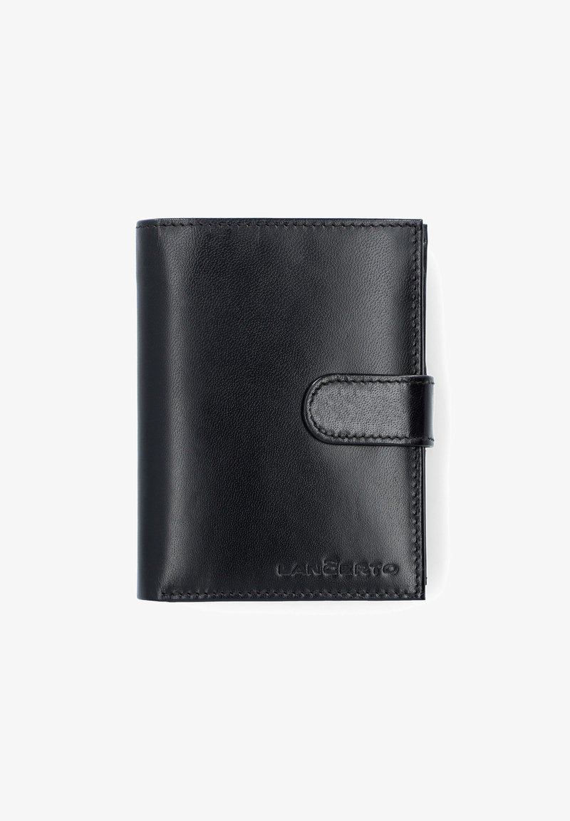 Czarny skórzany portfel o gładkiej fakturze, z klapką zakładaną na zewnątrz i bezpiecznym zapięciem. Na przodzie wyraźnie wytłoczona nazwa marki.