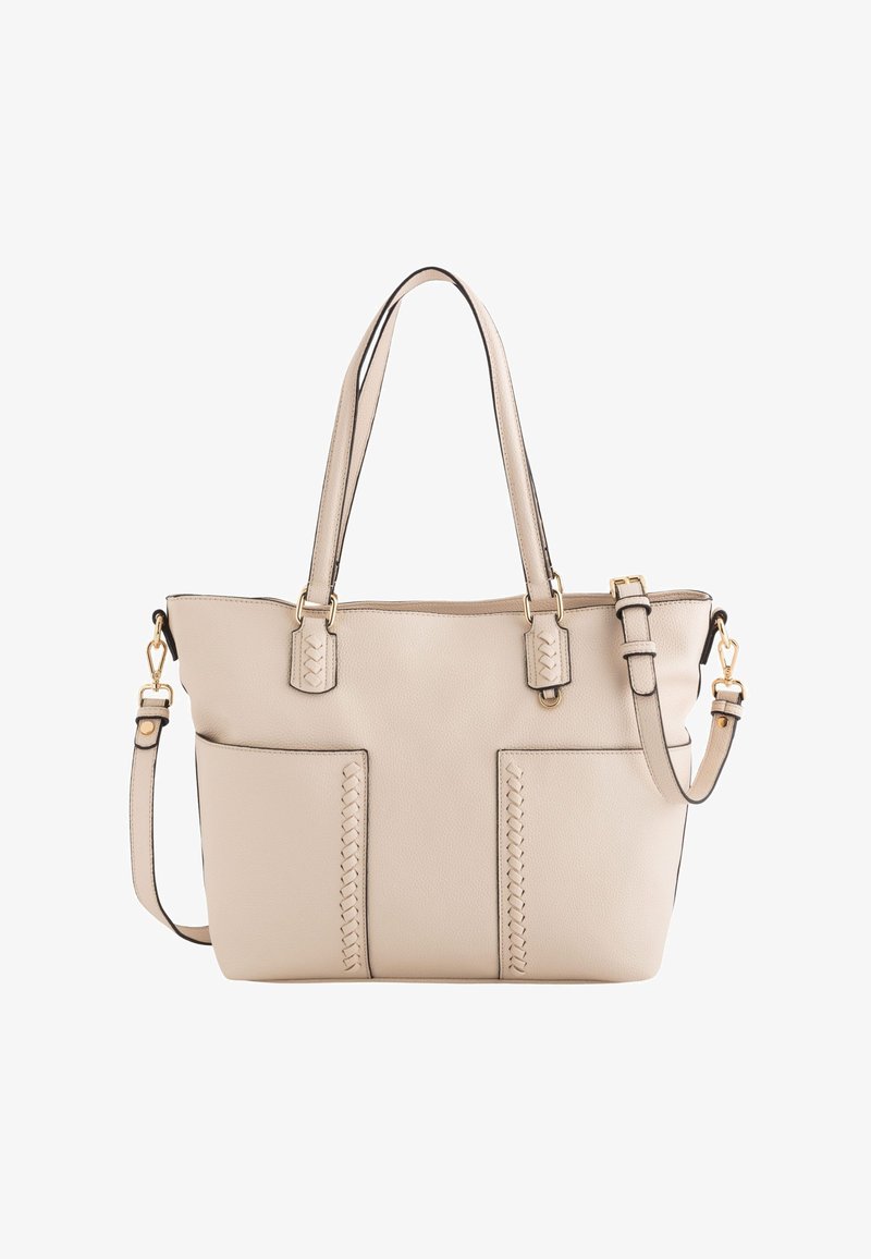 Sac fourre-tout en simili cuir beige avec poignées doubles, bandoulière réglable et accents tressés décoratifs sur les poches avant. Quincaillerie dorée.