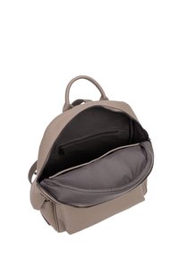 Sac à dos en cuir gris avec une fermeture éclair, deux anses supérieures et une poche avant. L'intérieur présente une doublure en tissu foncé et une poche de rangement supplémentaire.