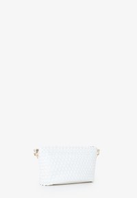 Borsa in pelle bianca intrecciata di forma rettangolare, con chiusura a zip e dettagli in metallo dorato. Texture liscia con un design a motivo.
