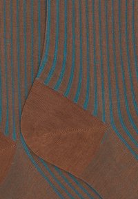 Calze marroni con strisce verticali turchesi, realizzate in un materiale morbido e texturizzato. Il design include linee di accento distintive.