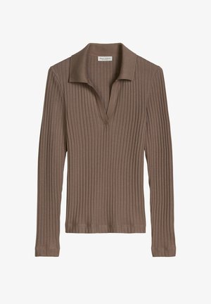 Braunes, geripptes Longsleeve aus Strick mit offenem Kragen und V-Ausschnitt, schmal geschnitten, aus weichem Stoff, Marc O’Polo Etikett im Krageninneren.