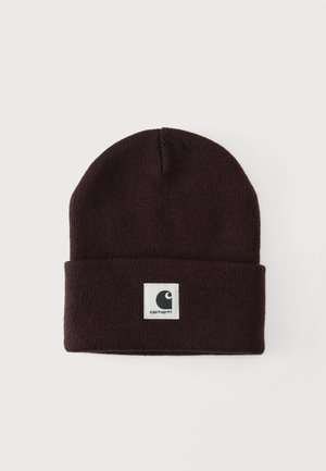 Ciemnobrązowa, dziergana czapka typu beanie z podwiniętym mankietem i małą prostokątną naszywką z logo Carhartt z przodu.