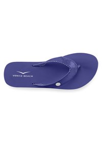 Violetti flip-flop, jossa on teksturoitu hihna, joissa on nappikoristeita ja pyöreä hopeinen logodetail jalkapohjassa, tasainen pohjarakenne.