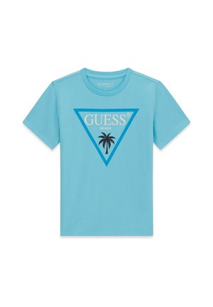 Maglietta a maniche corte azzurro chiaro con un triangolo blu, la scritta "GUESS BEACH" e una grafica nera di una palma al centro davanti.