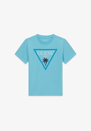 Tricou cu mâneci scurte albastru deschis, cu un triunghi albastru, textul „GUESS BEACH” și o imagine cu o palmier negru în centrul pieptului.