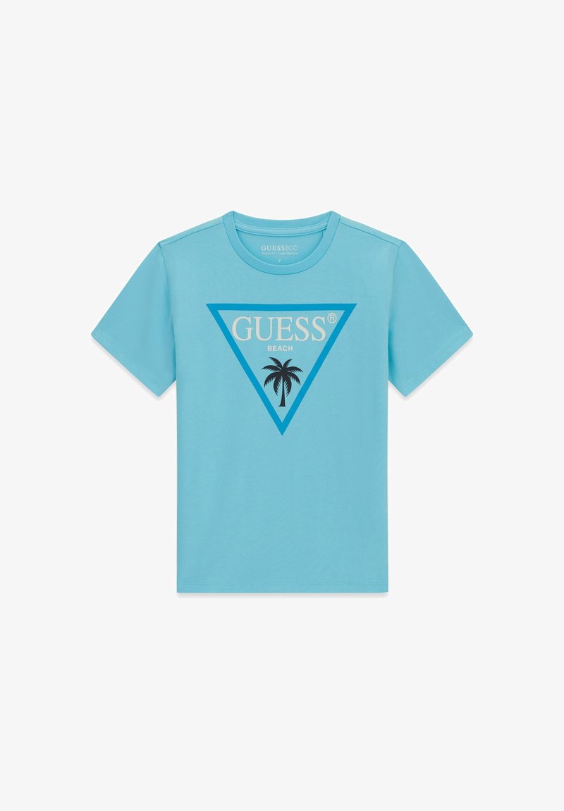 Hellblaues kurzärmeliges T-Shirt mit einem blauen Dreieck, dem Schriftzug "GUESS BEACH" und einer schwarzen Palme in der Mitte vorne.