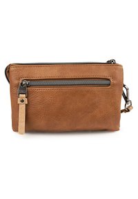 Cartera de cuero marrón con un acabado texturizado, que presenta una apertura con cremallera y una correa desmontable. Pequeños detalles de metal plateado están presentes.