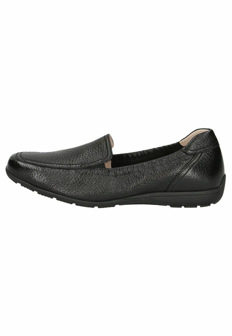 Zapato negro tipo slip-on con parte superior de cuero texturizado, punta redondeada, diseño de perfil bajo y suela flexible de goma. Sin hardware ni acentos visibles.