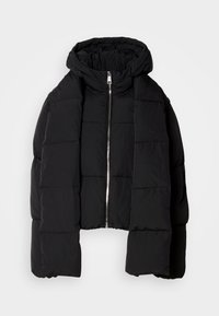 Veste matelassée noire avec capuche attachée et fermeture éclair intégrale à l'avant, comprenant une épaisse écharpe rembourrée intégrée au design.