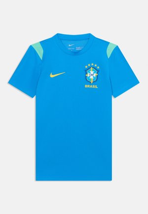 Maillot de sport bleu avec l'écusson de l'équipe de football du Brésil, cinq étoiles au-dessus, logo Nike jaune et accents vert clair sur les épaules.