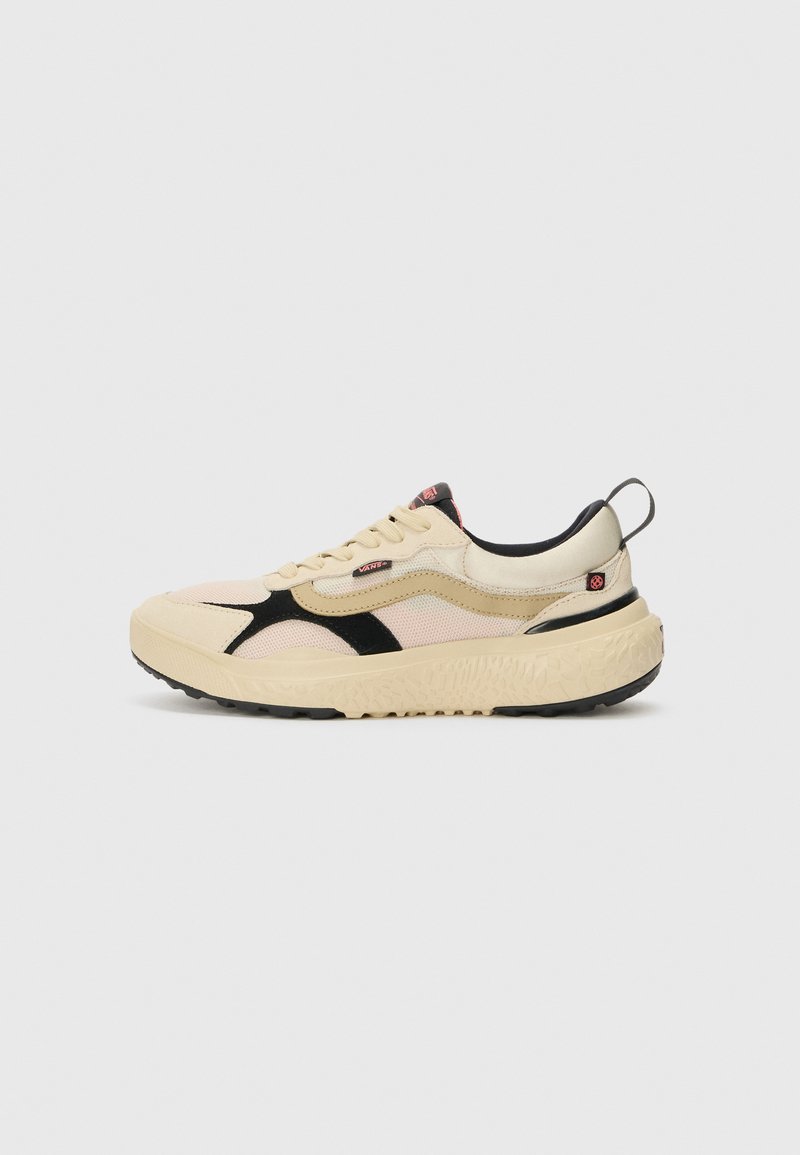 Beige joggesko med svarte detaljer, mesh- og semsket skinnmaterialer, teksturert såle, polstret krage og en løkke ved hælen.