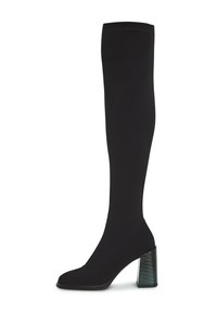 Bottes noires au-dessus du genou avec une texture lisse, un bout pointu et un talon épais rayé pour plus de détails.