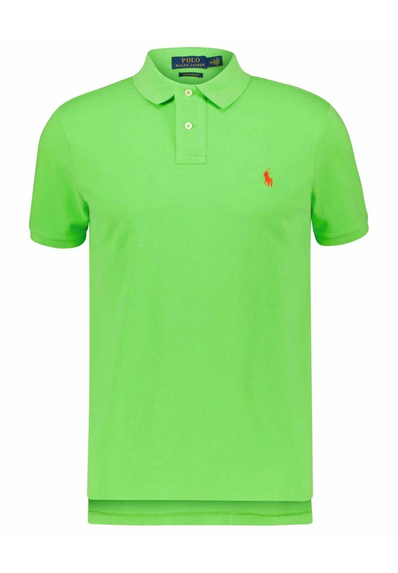 Grön polo tröja i bomull med klassisk krage, placket med två knappar och en liten röd logotyp på vänster bröst. Korte ärmar.