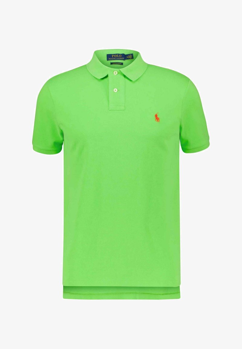 Grön polo tröja i bomull med klassisk krage, placket med två knappar och en liten röd logotyp på vänster bröst. Korte ärmar.