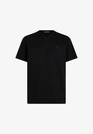 Čierne bavlnené tričko s výstrihom do V, krátkymi rukávmi aembosovaným logom na ľavej hrudi. Hladká textúra, bez vzorov.