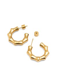 Orecchini a cerchio color oro con un design scultoreo e irregolare. Include due pezzi di metallo: una spilla e un piccolo gancio rotondo.