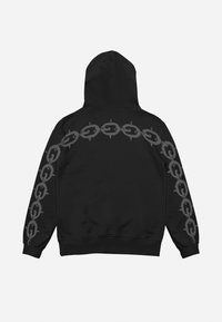 Schwarze Kapuzenjacke mit einem Rücken-Design aus einem wiederholten Kettenmuster in Dunkelgrau, das zwischen den Gliedern Stacheln aufweist, und einer vorderen Tasche.