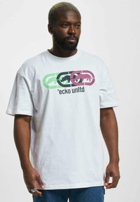 Tricou alb din bumbac, cu un grafic multicolor al unei siluete și textul "*ecko unltd" pe piept. Mâneci scurte și croială lejeră.