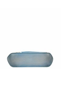 Blauwe leren zak met een gladde textuur, afgeronde hoeken en contrasterende stiksels. Vertonen een eenvoudig ontwerp zonder zichtbare hardware of accenten.