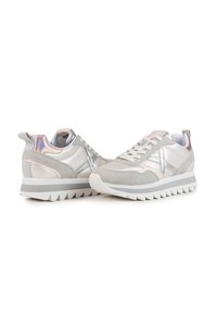 Sneaker grigie e argentate con texture liscia e scamosciata, suola bianca spessa e dettagli iridescenti sul tallone.