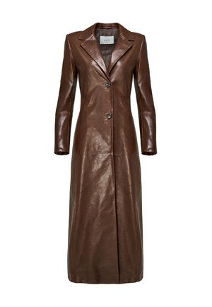 Długi brązowy skórzany płaszcz z kołnierzem z klapami, dwoma frontowymi guzikami i długimi rękawami, pokazany na białym tle.