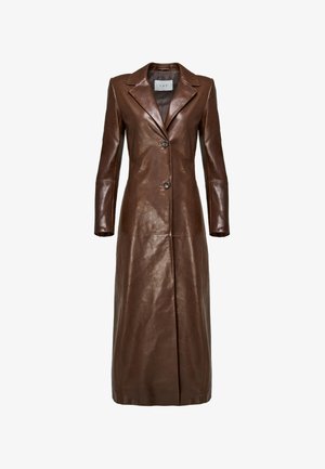 Długi brązowy skórzany płaszcz z kołnierzem z klapami, dwoma frontowymi guzikami i długimi rękawami, pokazany na białym tle.