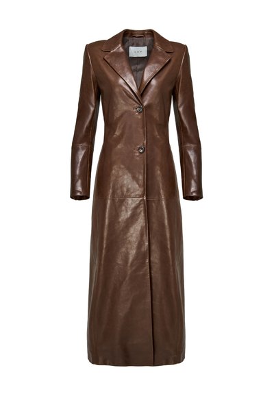 Hosszú barna bőrkabát hajtókás gallérral, két első gombbal és hosszú ujjakkal, fehér háttéren bemutatva.