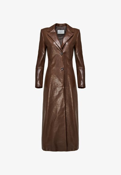 Hosszú barna bőrkabát hajtókás gallérral, két első gombbal és hosszú ujjakkal, fehér háttéren bemutatva.