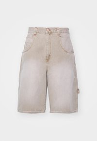 Beige denimshorts med avslappnad passform, har två framfickor och en sidficka, strukturerad midja och lätt blekning.