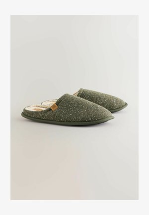 Roheline villased sussid, millel on tekstuuriga pind, pehme sisemine vooder ja dekoratiivne silt. Omavad teravaid varbaid ja tasast tallat.