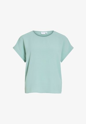 Jasnozielona bluzka z krótkim rękawem, o okrągłym dekolcie i luźnym kroju, prezentowana na jednolitym białym tle.