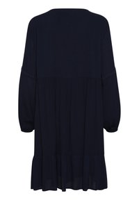 Mörkblå klänning med långa ärmar och utsvängd fåll, som har en skrynklad midja och mjukt, lätt tyg med en slät textur.