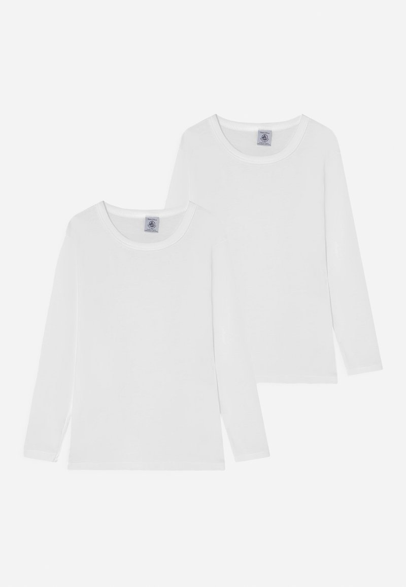 Kaks pikkade varrukatega valget T-särki, mis on valmistatud pehmest kangast, ümarate kaelustega ja sirgete allservadega. Tootemärk on nähtav kaeluses.