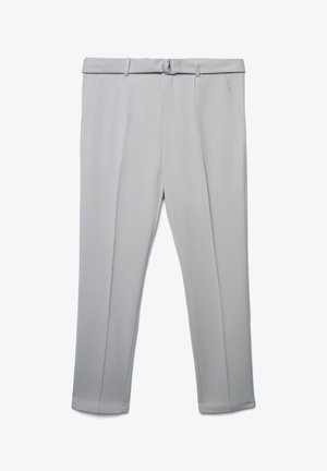 Hellgraue, maßgeschneiderte Hosen mit Vordertaschen, einem Gürtel mit silberner Doppelschnalle und einem gebügelten Bügel an jedem Bein.