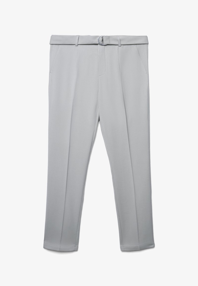 Pantaloni grigi chiari su misura con tasche anteriori, una cintura con fibbia a doppio anello in argento e una piega pressata lungo ogni gamba.