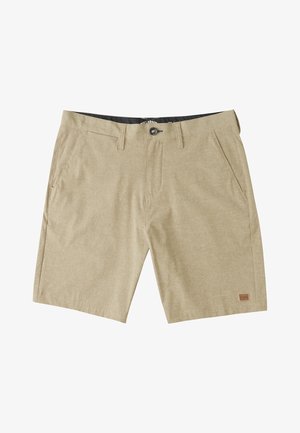 beige shortsit, jotka on valmistettu teksturoidusta kankaasta, joissa on kaksi etutaskua, napin suljenta ja nahkainen logo-patch vasemmalla puolella.