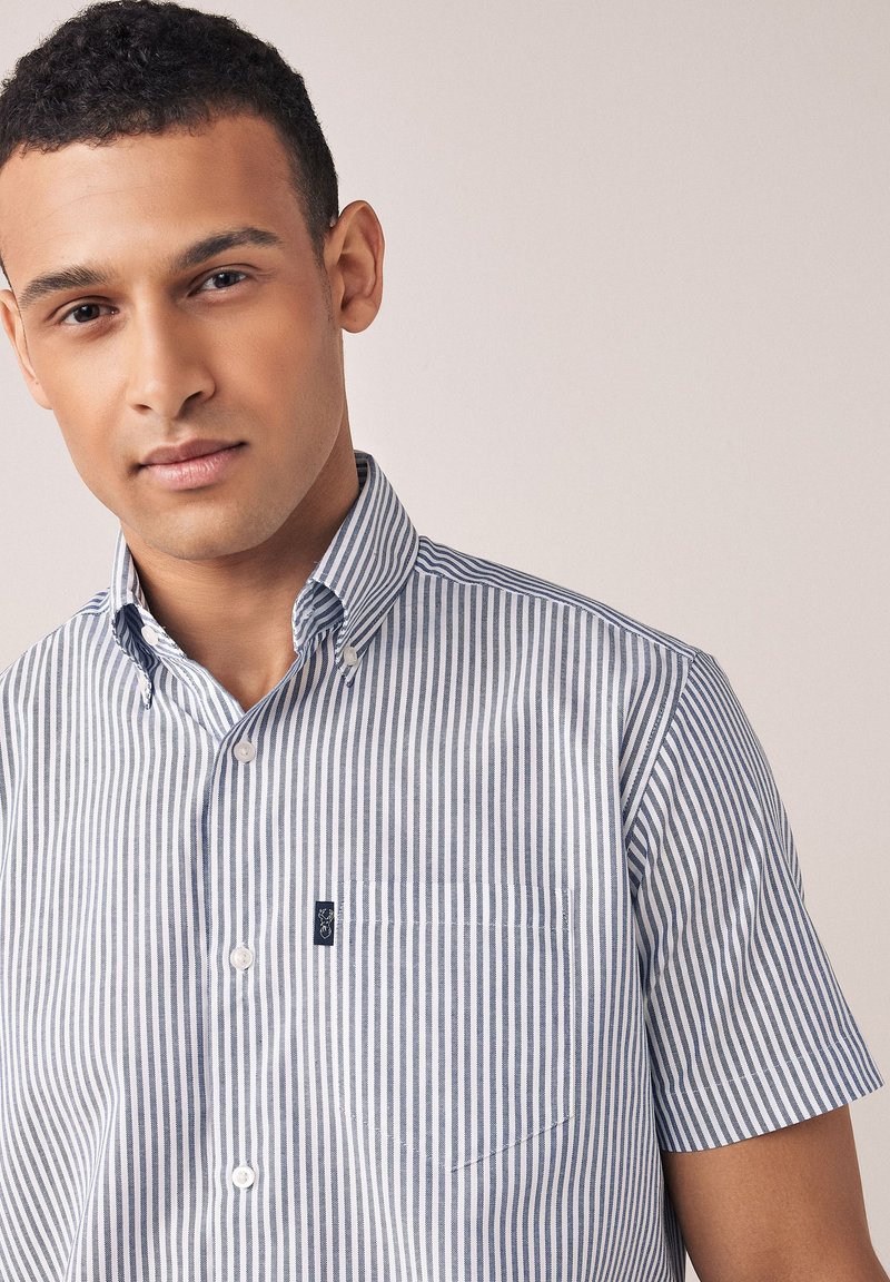 Kurzärmliges Hemd mit Knopfleiste, blauen und weißen Streifen, einem Button-Down-Kragen und einer Brusttasche mit Logo-Akzent.