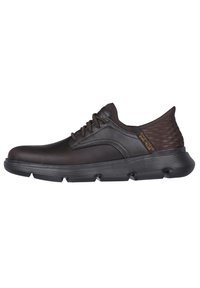 Zapato de cuero marrón oscuro con un tacón texturizado, punta redonda, diseño con cordones y una suela de goma negra flexible con acentos de agarre.