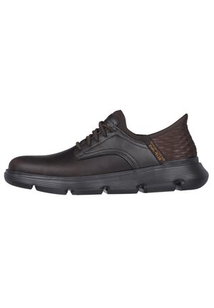 Zapato de cuero marrón oscuro con un tacón texturizado, punta redonda, diseño con cordones y una suela de goma negra flexible con acentos de agarre.